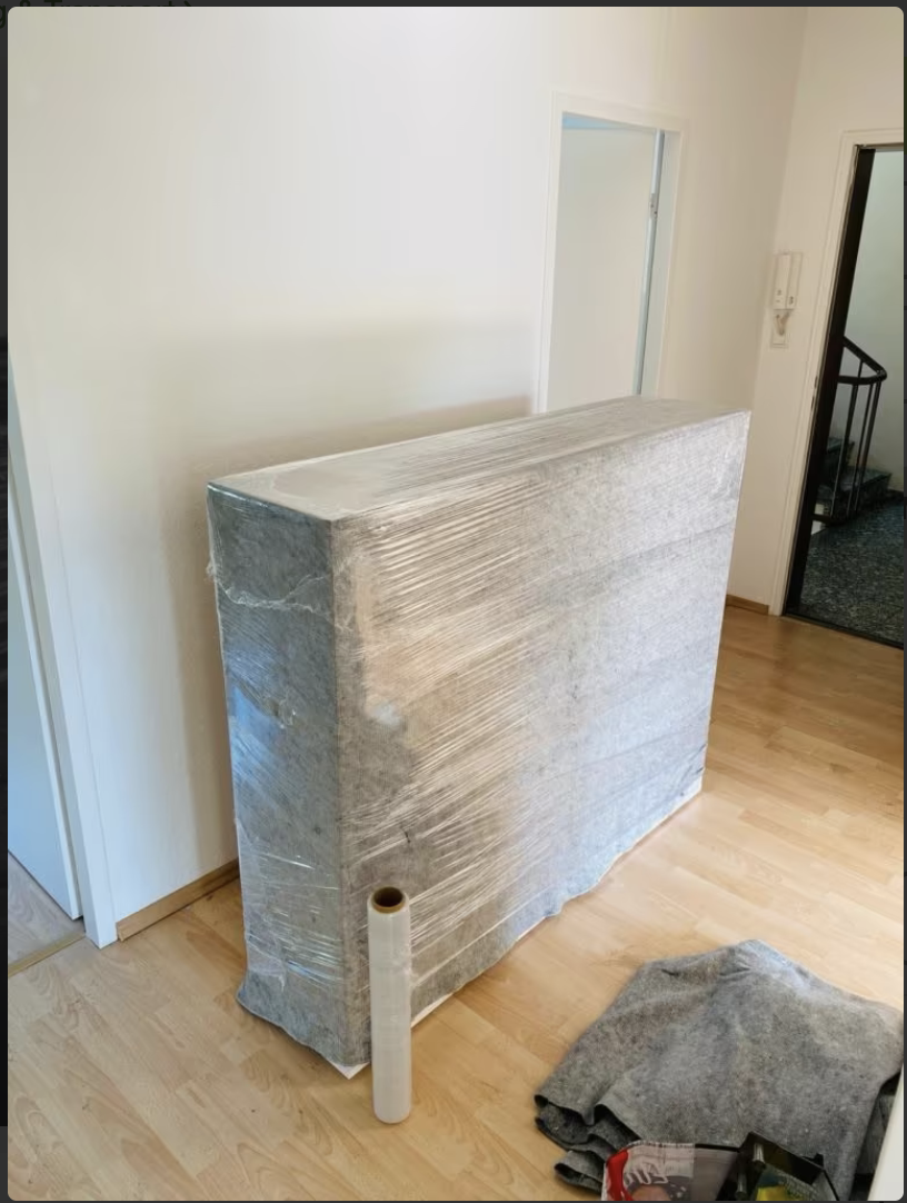 Schrank professionell verpackt für sicheren Umzug Berlin